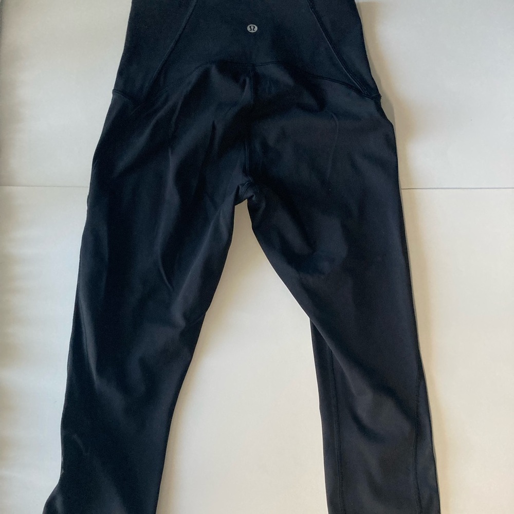 LULULEMON BLACK SIZE 6 cropped yoga leggings